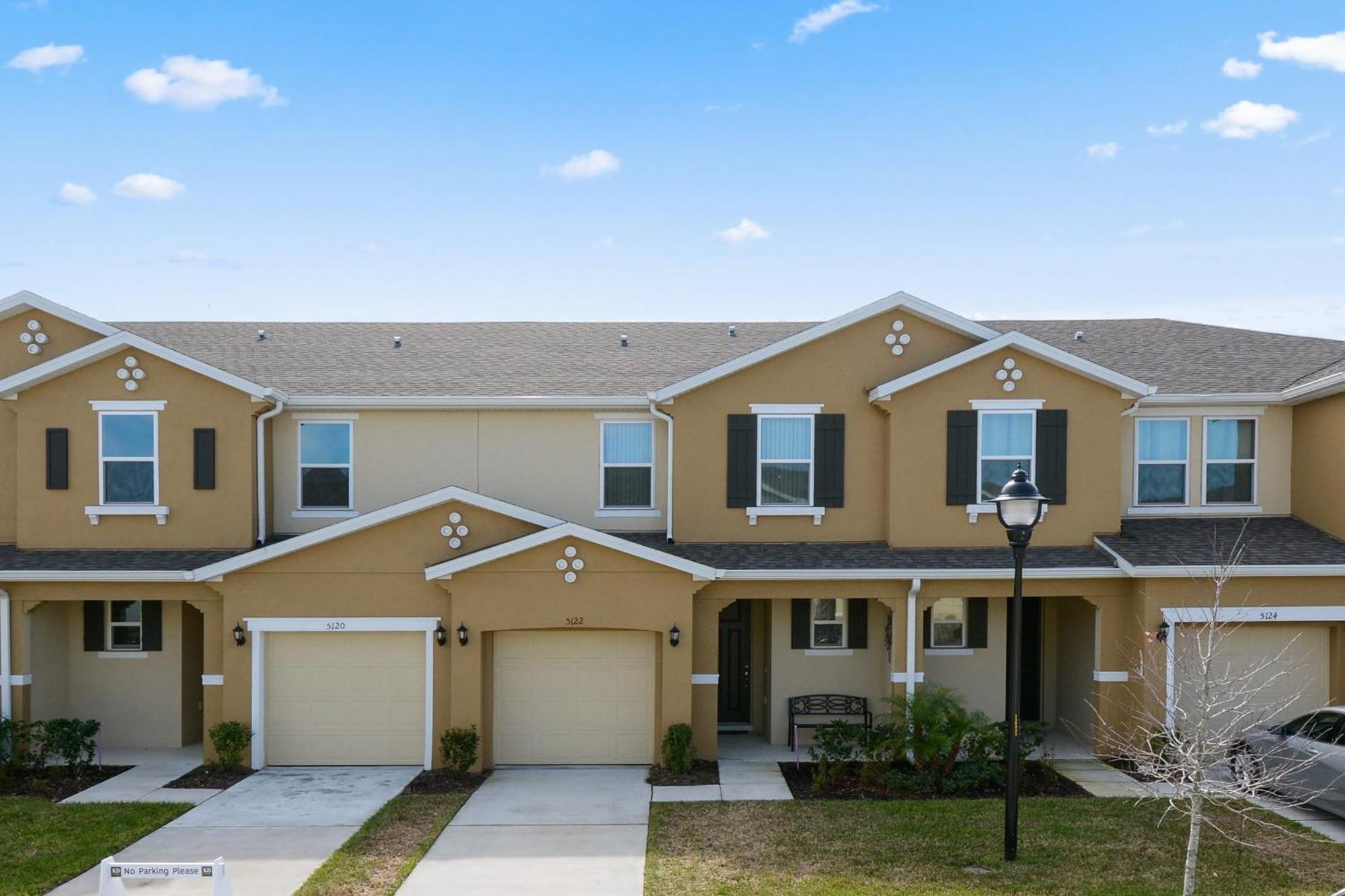 Four Bedrooms Townhome 5122